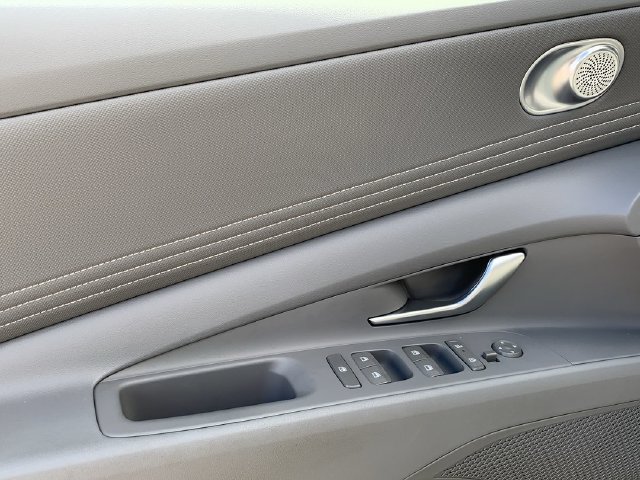 Used 2025 Hyundai Elantra SEL FWD image 17