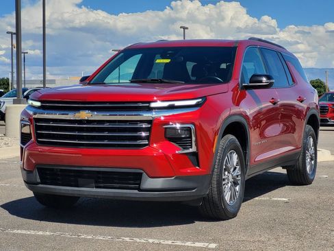 Used 2025 Chevrolet Traverse LT FWD image 4