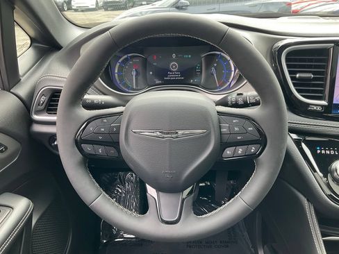 Used 2023 Chrysler Pacifica Limited w/ S Appearance Package FWD image 38
