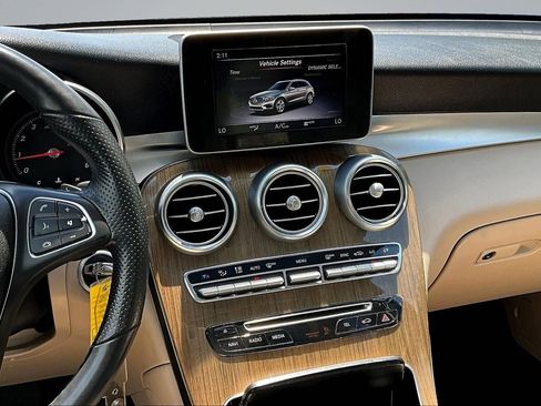 Used 2019 Mercedes-Benz GLC 300 4MATIC w/ Premium Package image 11