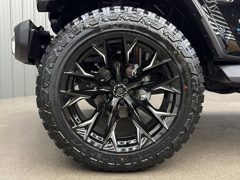 Used 2025 Jeep Wrangler Unlimited Sahara image 9