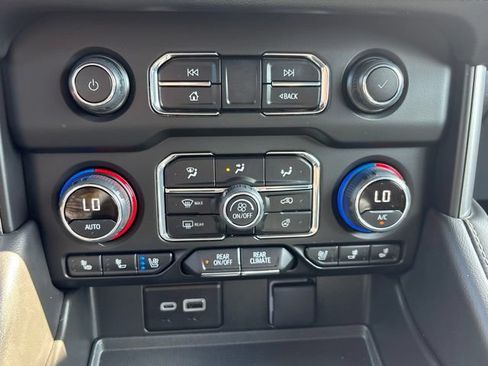 Used 2024 Chevrolet Suburban Premier w/ Advanced Technology Package AWD/4WD image 44