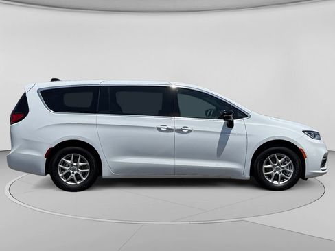 Used 2024 Chrysler Pacifica Touring FWD image 31