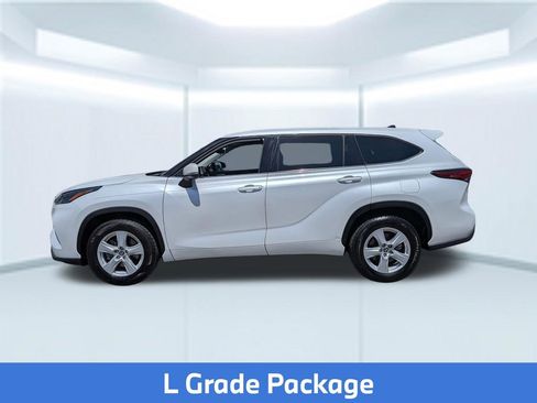 Used 2022 Toyota Highlander L FWD image 2