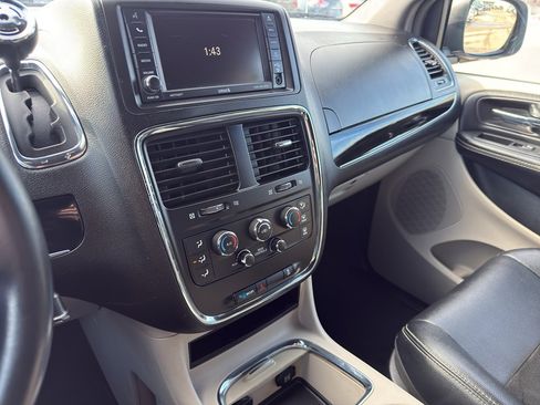 Used 2017 Dodge Grand Caravan SXT image 20