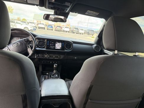 Used 2019 Toyota Tacoma TRD Off-Road w/ Technology Package image 10