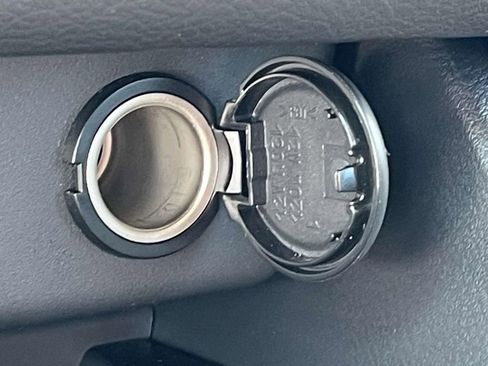 Used 2025 Nissan Rogue S image 27