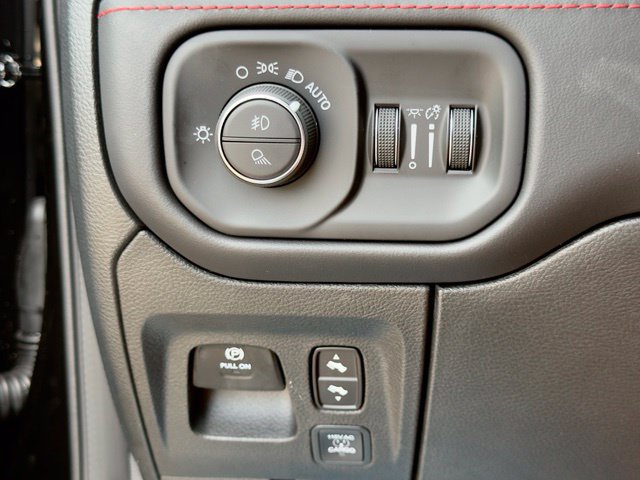 Used 2027 RAM 1500 4x4 Crew Cab image 31