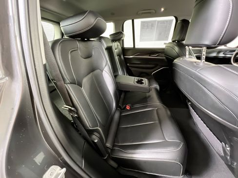 Used 2022 Jeep Grand Cherokee Limited image 24