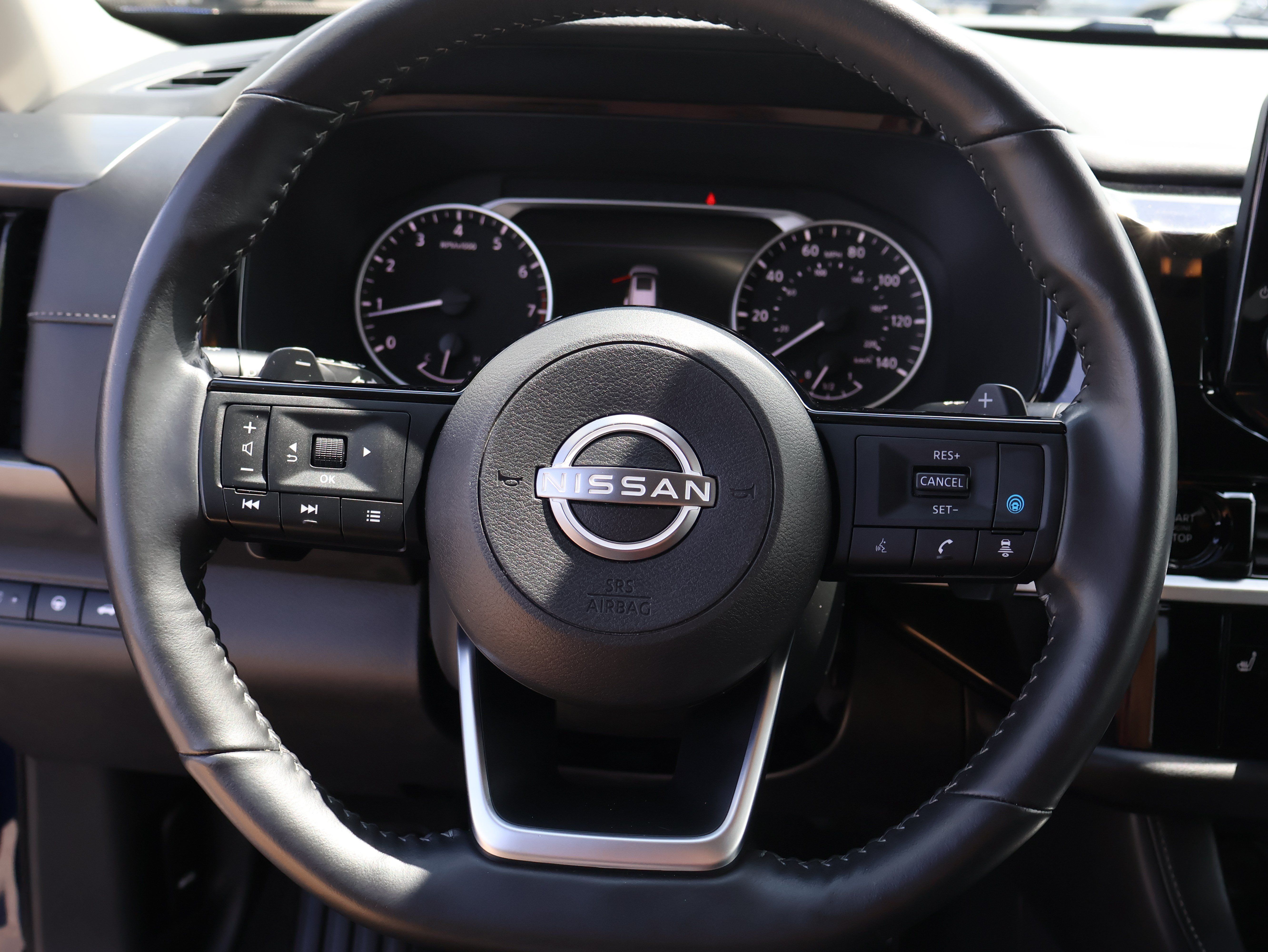 Used 2025 Nissan Pathfinder SL AWD/4WD image 32