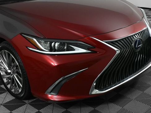 Used 2020 Lexus ES 300h w/ Accessory Package FWD image 31