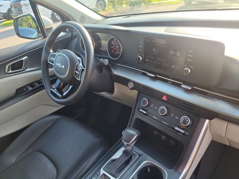 Used 2023 Kia Carnival LX FWD image 6