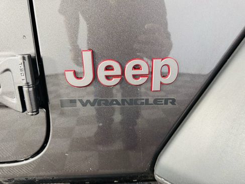 Used 2025 Jeep Wrangler Unlimited Rubicon w/ Convenience Group AWD/4WD image 27