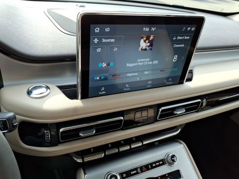 Used 2024 Lincoln Aviator AWD image 23