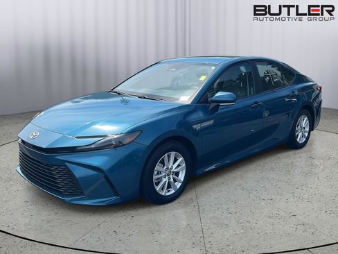 Used 2025 Toyota Camry LE image 2