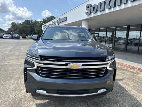 Used 2021 Chevrolet Suburban LT image 2