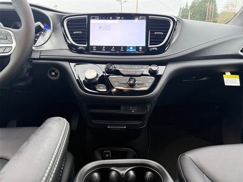 New 2026 Chrysler Pacifica Select image 15