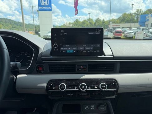 Used 2025 Honda Pilot EX-L image 10
