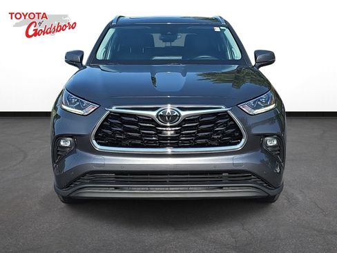 Used 2020 Toyota Highlander Limited FWD image 2