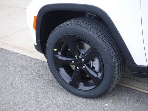 New 2025 Jeep Grand Cherokee L Altitude image 4