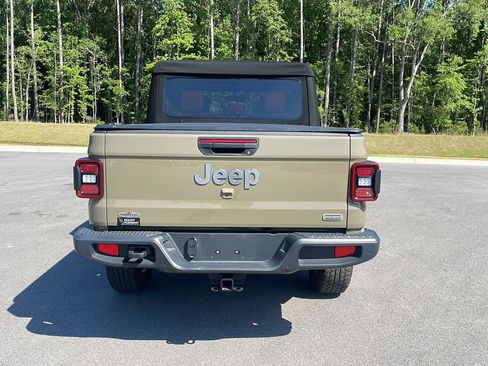 Used 2020 Jeep Gladiator Overland AWD/4WD image 6