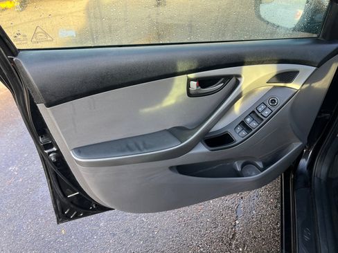 Used 2015 Hyundai Elantra SE image 19