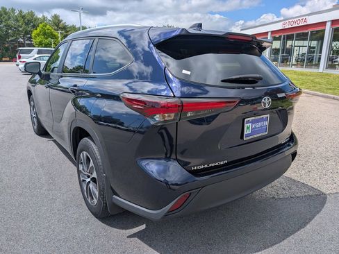 Used 2024 Toyota Highlander XLE AWD/4WD image 3