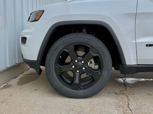 Used 2020 Jeep Grand Cherokee Laredo AWD/4WD image 27
