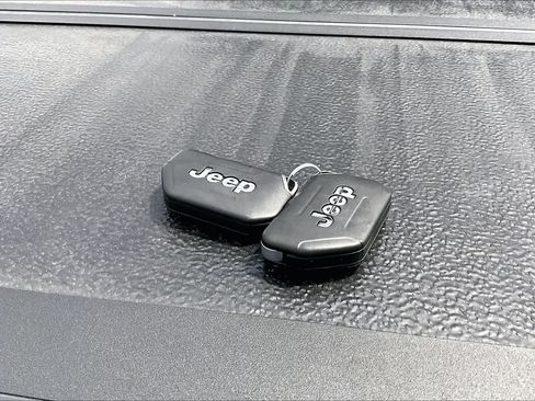 Used 2025 Jeep Gladiator Mojave AWD/4WD image 15