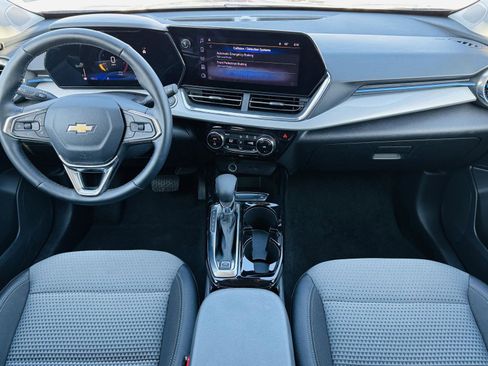 Used 2025 Chevrolet Trax LT w/ LT Convenience Package image 22