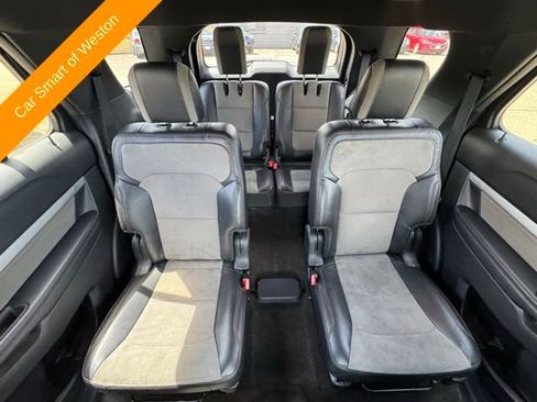 Used 2017 Ford Explorer XLT w/ Equipment Group 202A AWD/4WD image 15