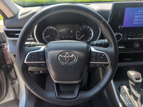 Certified 2024 Toyota Highlander XLE image 17