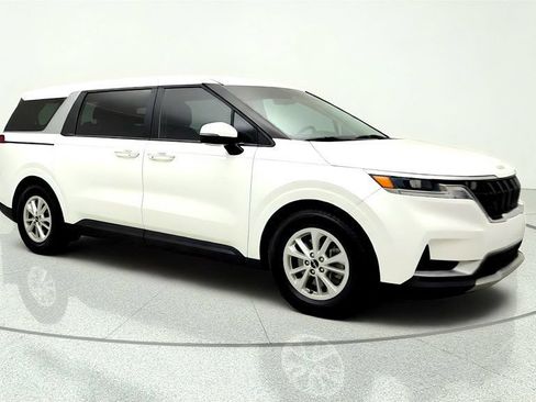 Used 2024 Kia Carnival LX FWD image 3