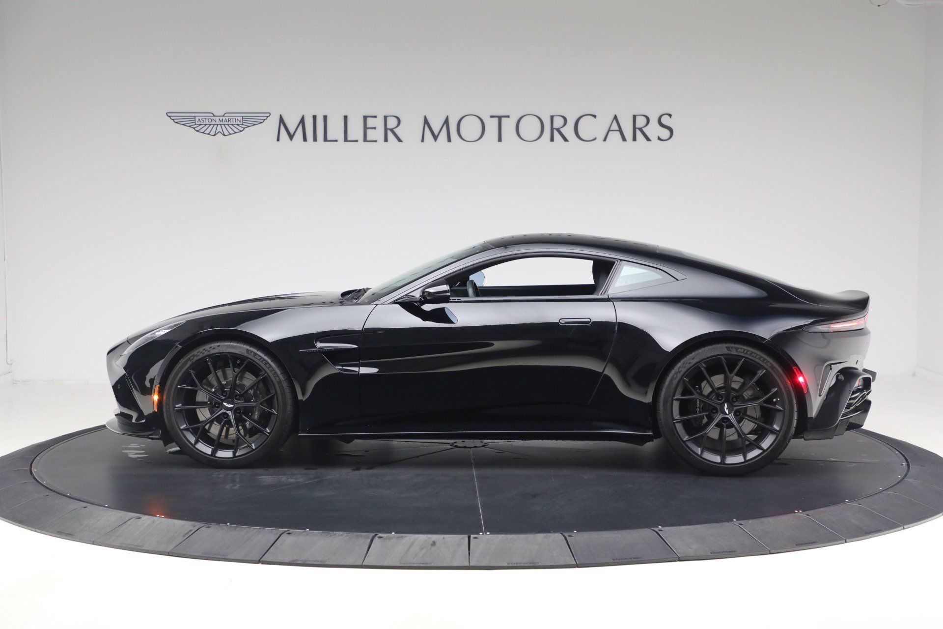 Used 2025 Aston Martin V8 Vantage Coupe RWD image 3