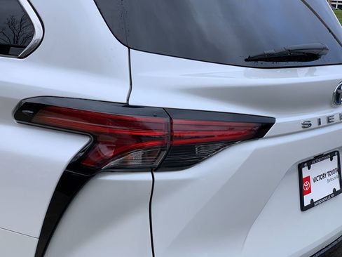 Used 2025 Toyota Sienna Platinum image 37