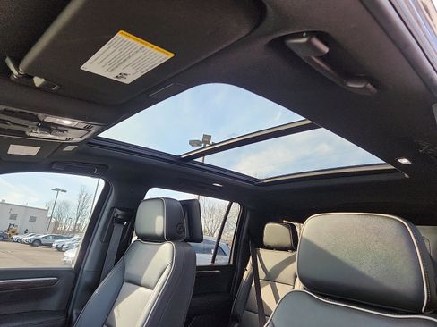 Used 2025 Chevrolet Suburban Premier image 17