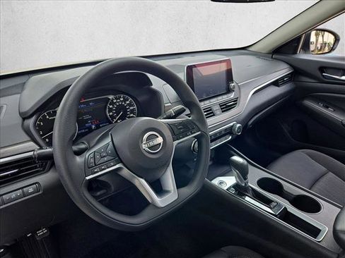Used 2025 Nissan Altima 2.5 SV FWD image 9