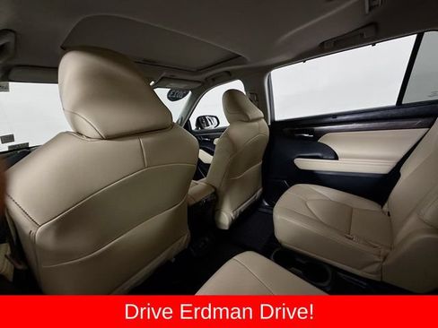 Used 2023 Toyota Highlander Limited FWD image 10