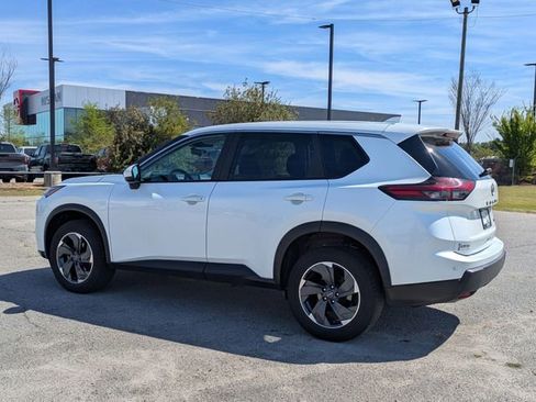 Used 2024 Nissan Rogue SV image 5