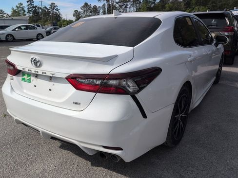 Used 2021 Toyota Camry SE image 3