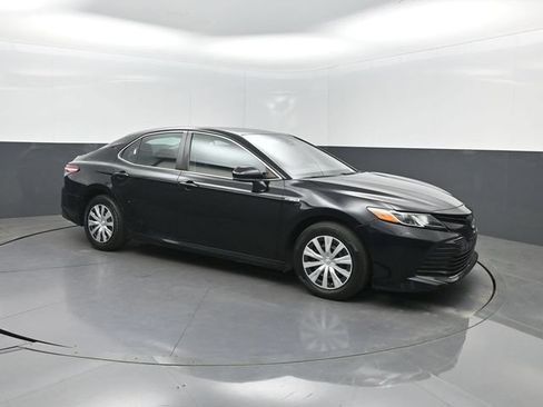 Used 2019 Toyota Camry LE FWD image 34
