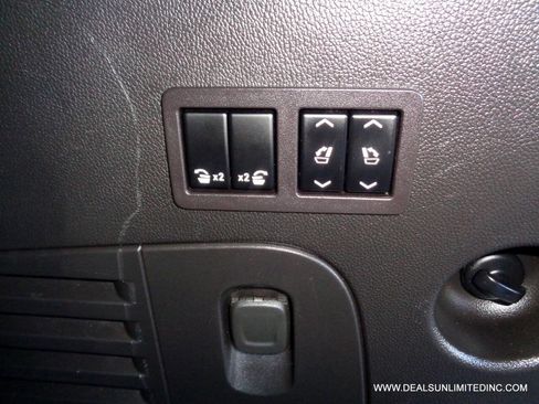 Used 2018 Cadillac Escalade Premium Luxury image 32