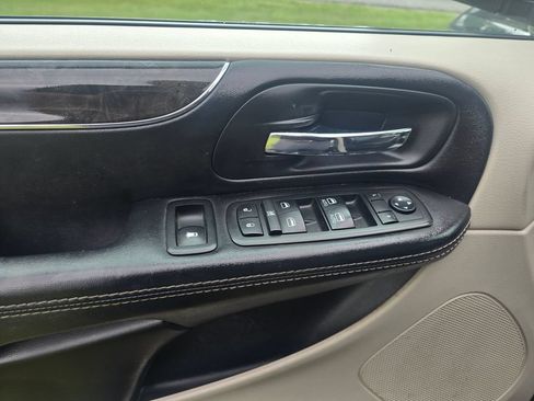 Used 2014 Chrysler Town & Country Touring FWD image 14
