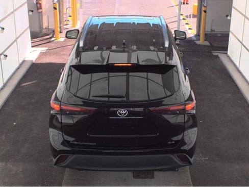 Used 2021 Toyota Highlander XLE image 3
