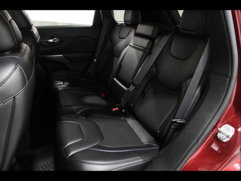 Used 2019 Jeep Cherokee Latitude Plus w/ Cold Weather Group AWD/4WD image 19