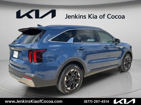 Used 2024 Kia Sorento S w/ Panoramic Sunroof Package FWD image 4
