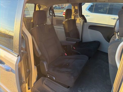 Used 2016 Dodge Grand Caravan SXT image 9