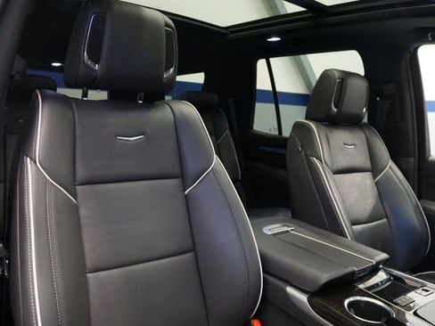 Certified 2025 Cadillac Escalade Premium Luxury AWD/4WD image 15