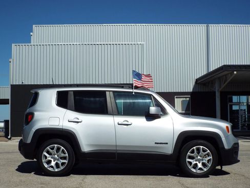 Used 2018 Jeep Renegade Latitude image 4