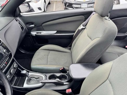 Used 2011 Chrysler 200 Touring FWD image 33